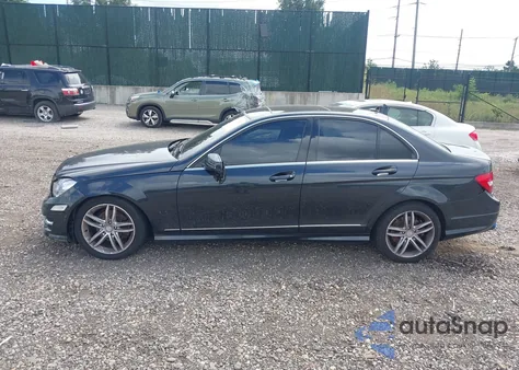 2012 Mercedes-Benz C 300 Luxury 4Matic/Sport 4Matic z USA, uszkodzony, nr VIN WDDGF8BBXCR206247